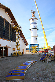 neuer Turm und neuer Löwen für das Löwenbräu-Festzelt - erreichtet wurde das Ganze am 03.08.2016 (©Foto: Martin Schmitz)